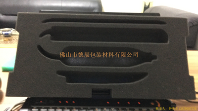 佛山市德辰包裝材料有限公司擁有先進(jìn)的海綿機(jī)械,海綿發(fā)泡機(jī),平切機(jī),上膠機(jī),直切機(jī)，海綿再生機(jī),等,可以生產(chǎn)各種不同形狀規(guī)格的海綿制品和包裝海綿!

