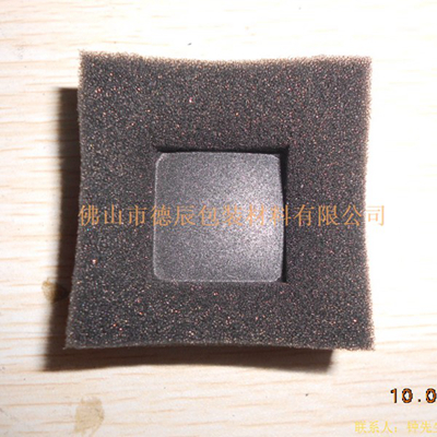 利用加熱鋁制模具對(duì)海綿進(jìn)行塑形。